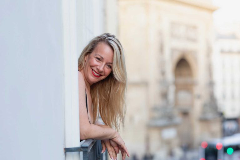 Vanessa, photographe, capturant des histoires vraies à travers la lumière