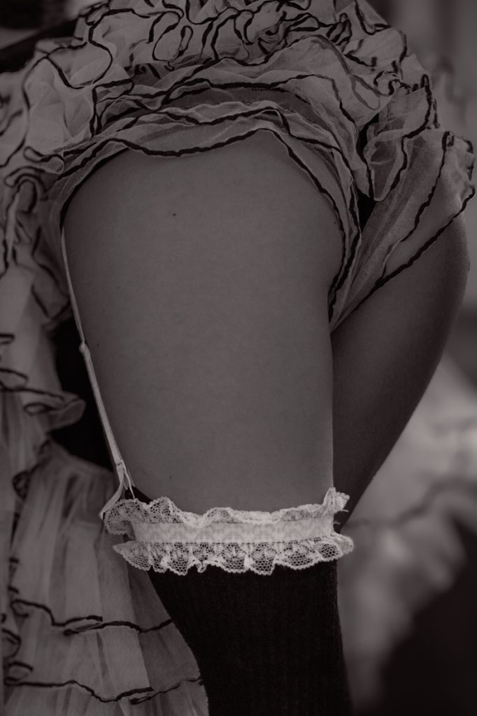 Lessive noire effet sexy, femme en jupe à détails en dentelle.