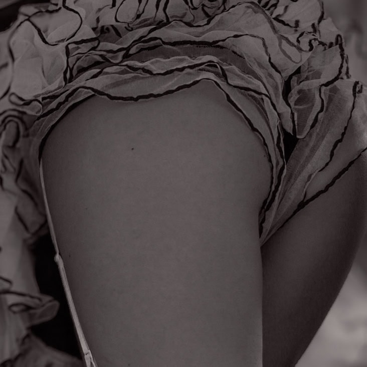 Cuisse nue, sensualité et élégance, photo artistique, mise en valeur de la peau et de latexture.